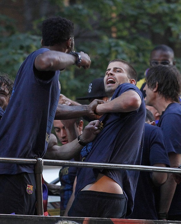 Μπαρτσελόνα: «Πλακώθηκαν» Πικέ και Σονγκ! (photos+video)