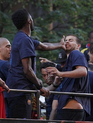 Μπαρτσελόνα: «Πλακώθηκαν» Πικέ και Σονγκ! (photos+video)