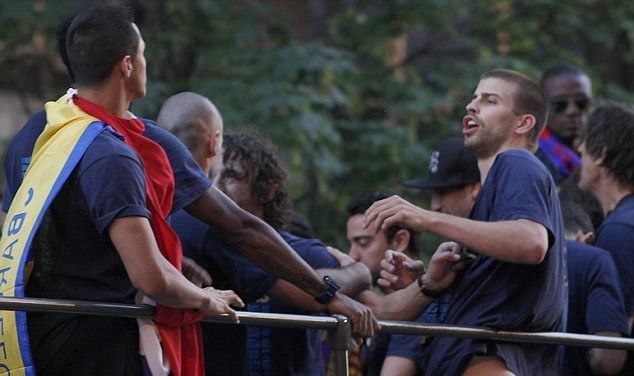 Μπαρτσελόνα: «Πλακώθηκαν» Πικέ και Σονγκ! (photos+video)