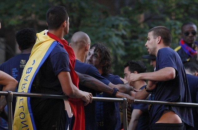 Μπαρτσελόνα: «Πλακώθηκαν» Πικέ και Σονγκ! (photos+video)