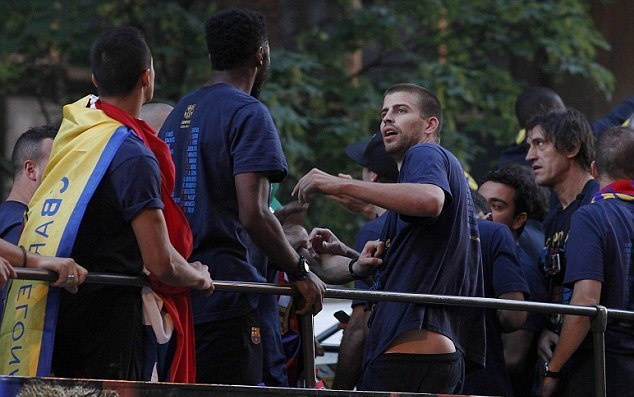 Μπαρτσελόνα: «Πλακώθηκαν» Πικέ και Σονγκ! (photos+video)