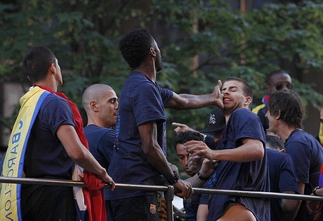 Μπαρτσελόνα: «Πλακώθηκαν» Πικέ και Σονγκ! (photos+video)