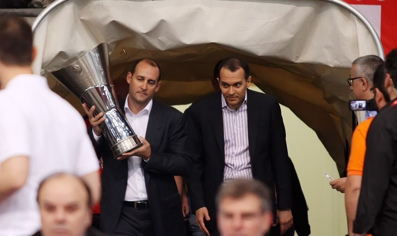Ολυμπιακός: Το λάβαρο στην οροφή του ΣΕΦ (photos)