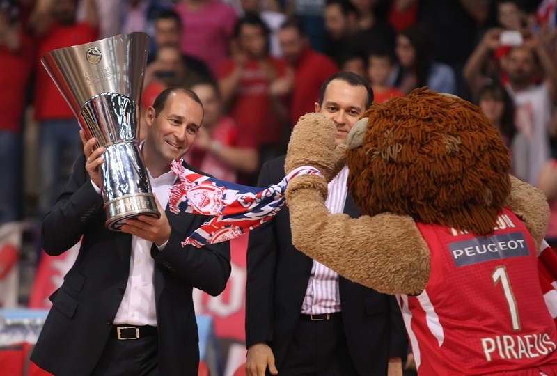 Ολυμπιακός: Το λάβαρο στην οροφή του ΣΕΦ (photos)