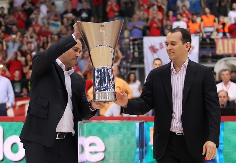 Ολυμπιακός: Το λάβαρο στην οροφή του ΣΕΦ (photos)