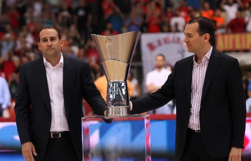 Ολυμπιακός: Το λάβαρο στην οροφή του ΣΕΦ (photos)
