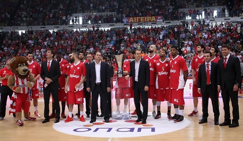 Ολυμπιακός: Το λάβαρο στην οροφή του ΣΕΦ (photos)