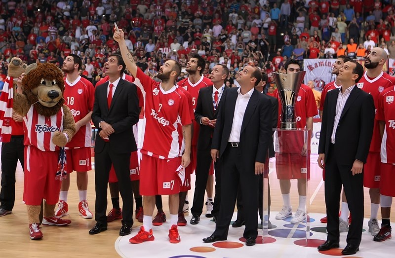 Ολυμπιακός: Το λάβαρο στην οροφή του ΣΕΦ (photos)