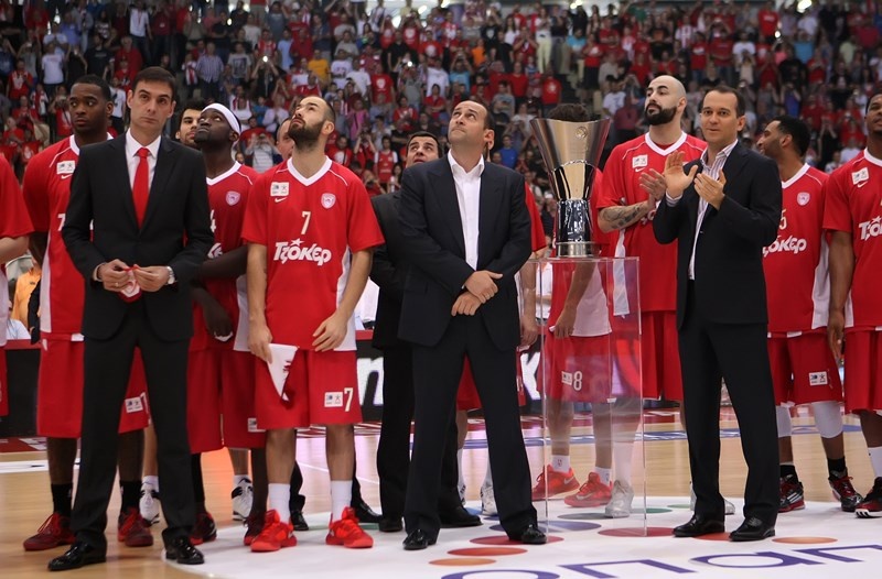 Ολυμπιακός: Το λάβαρο στην οροφή του ΣΕΦ (photos)