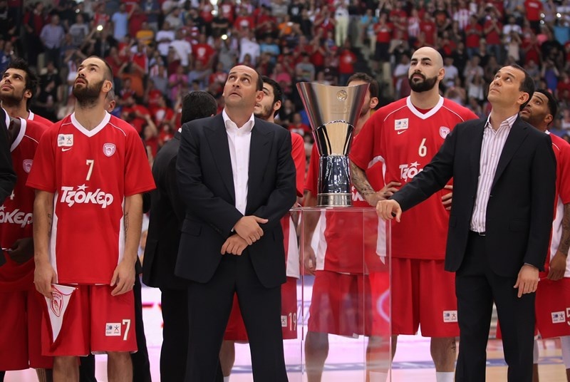 Ολυμπιακός: Το λάβαρο στην οροφή του ΣΕΦ (photos)