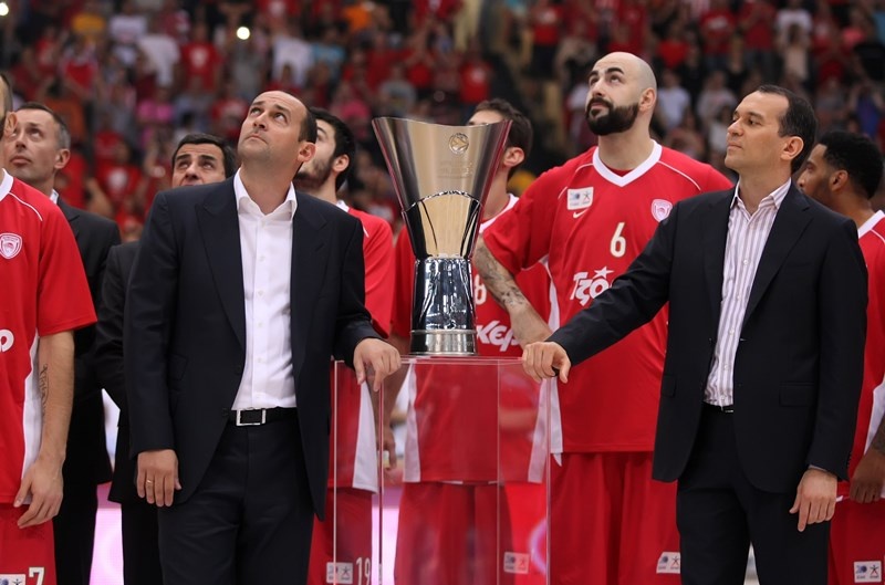 Ολυμπιακός: Το λάβαρο στην οροφή του ΣΕΦ (photos)
