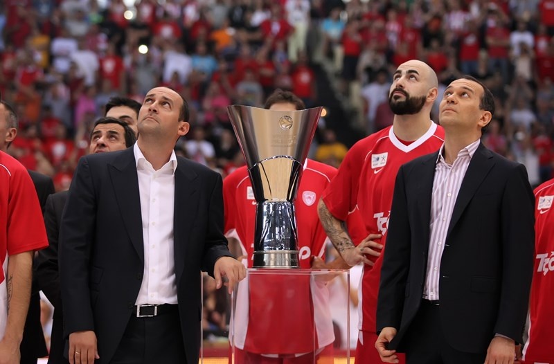 Ολυμπιακός: Το λάβαρο στην οροφή του ΣΕΦ (photos)