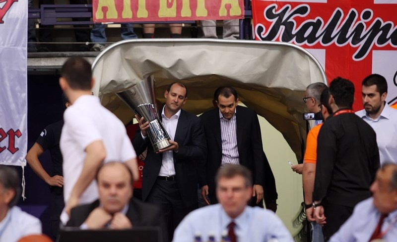 Ολυμπιακός: Το λάβαρο στην οροφή του ΣΕΦ (photos)