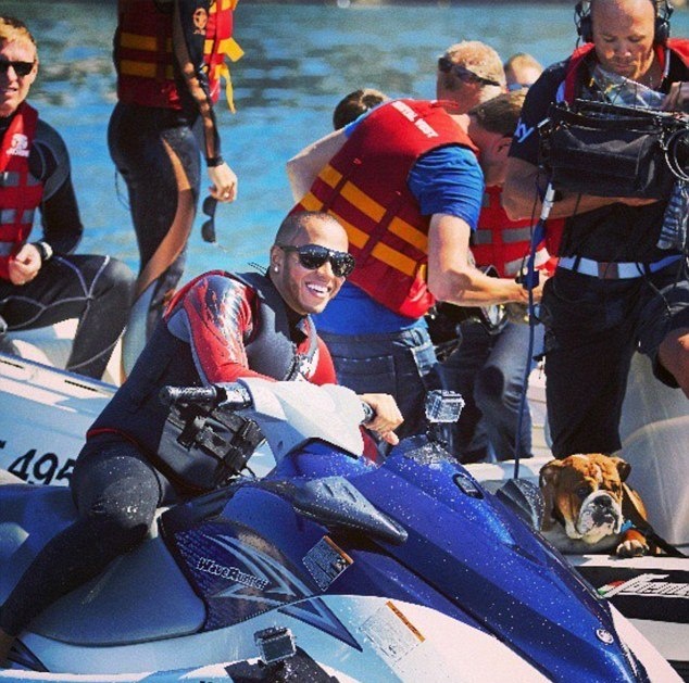 Μερσέντες: Για τζετ σκι με το μπουλντόγκ του ο Χάμιλτον! (photos)