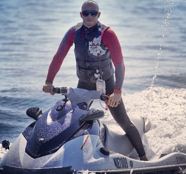 Μερσέντες: Για τζετ σκι με το μπουλντόγκ του ο Χάμιλτον! (photos)