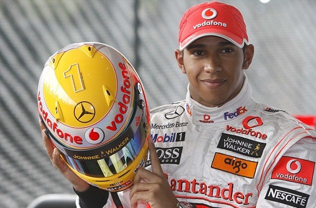 Μερσέντες: Με… γκράφιτι και Μπομπ Μάρλεϊ το κράνος του Χάμιλτον (photos)