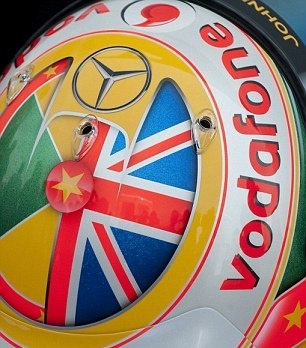 Μερσέντες: Με… γκράφιτι και Μπομπ Μάρλεϊ το κράνος του Χάμιλτον (photos)