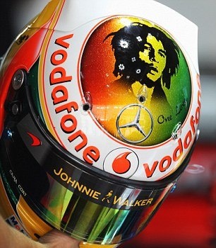 Μερσέντες: Με… γκράφιτι και Μπομπ Μάρλεϊ το κράνος του Χάμιλτον (photos)