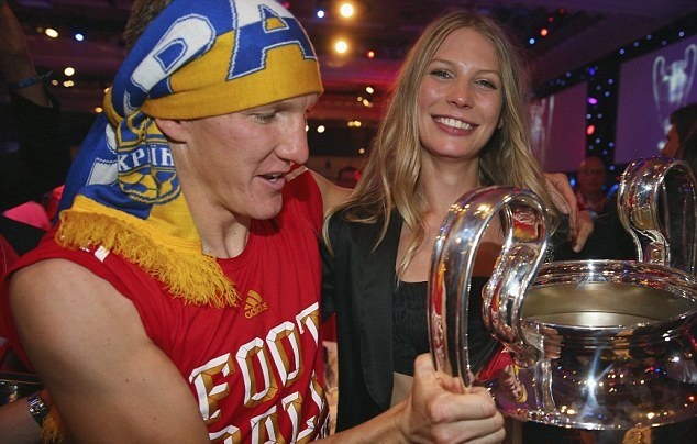 Μπάγερν Μονάχου: Το καυτό φιλί του Σβαϊνστάιγκερ στην κοπέλα του (photos)