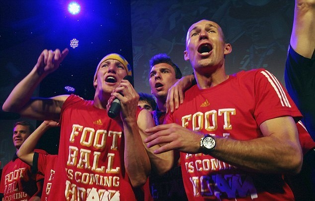 Μπάγερν Μονάχου: Το καυτό φιλί του Σβαϊνστάιγκερ στην κοπέλα του (photos)