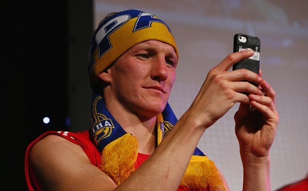 Μπάγερν Μονάχου: Το καυτό φιλί του Σβαϊνστάιγκερ στην κοπέλα του (photos)