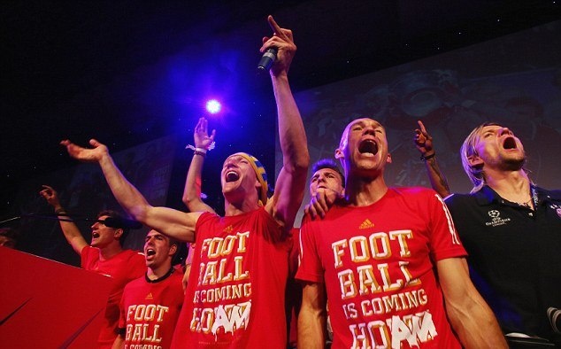 Μπάγερν Μονάχου: Το καυτό φιλί του Σβαϊνστάιγκερ στην κοπέλα του (photos)