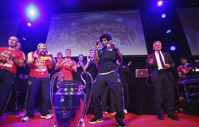 Μπάγερν Μονάχου: Το καυτό φιλί του Σβαϊνστάιγκερ στην κοπέλα του (photos)