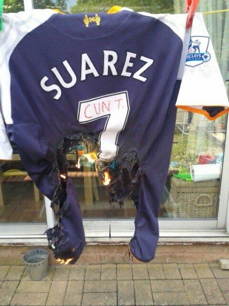 Λίβερπουλ: Καίνε φανέλες του Σουάρεζ! (photo)