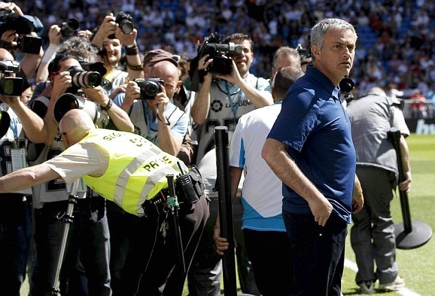 Ρεάλ Μαδρίτης: Έτσι τον χαιρέτησαν και χαιρέτησε ο Μουρίνιο (photos+video)