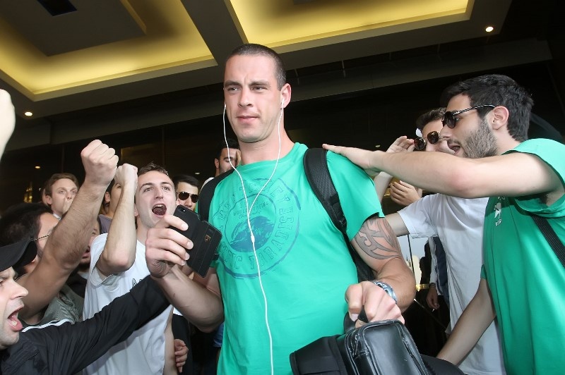 «Λεωφόρος» το Caravel και... «διπλό μέσα στο ΣΕΦ, ΠΑΟ ολέ, ολέ...» (photos+videos)