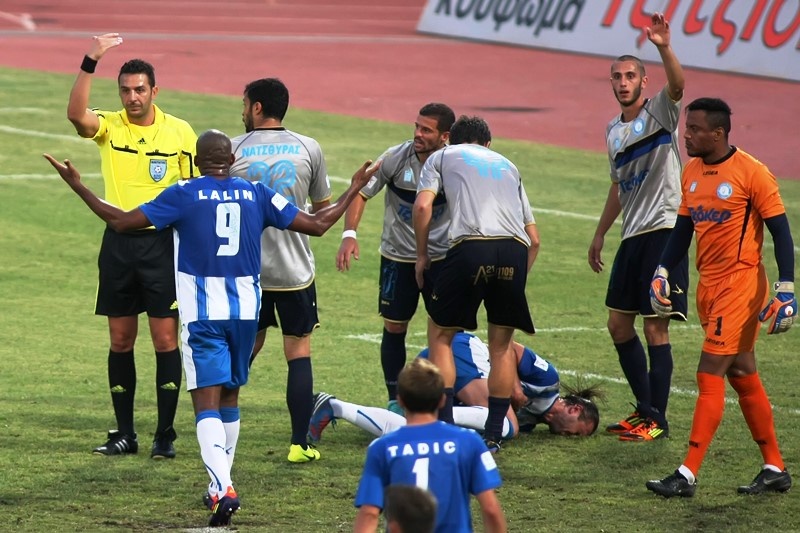 Νίκη Βόλου: Κάταγμα στα πλευρά ο Σαμαράς (photos)