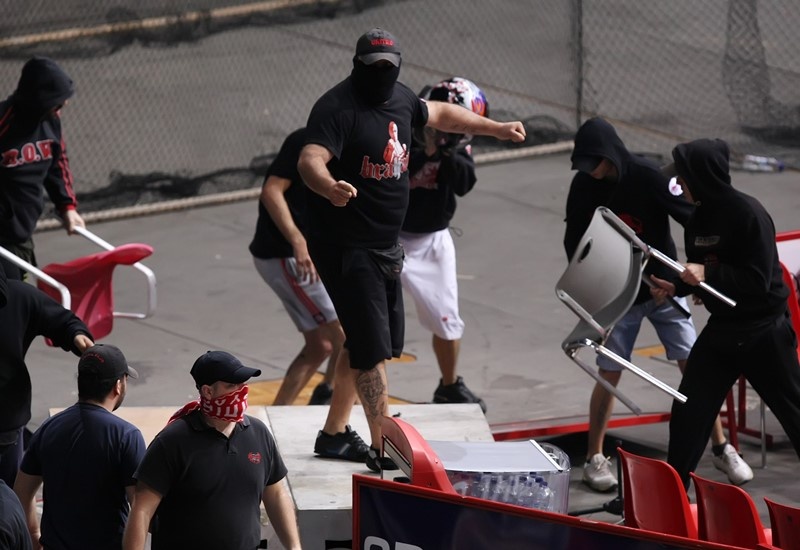 Ολυμπιακός - Παναθηναϊκός: Τα αίσχη στο ΣΕΦ (photos)