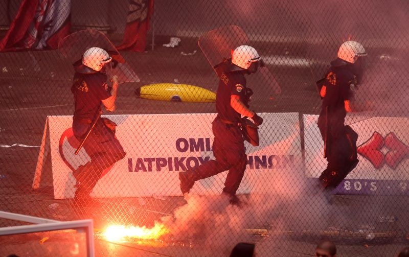 Ολυμπιακός-Παναθηναϊκός: Νέα αίσχη και διακοπή στο ΣΕΦ, χτυπήθηκε ο Ξανθόπουλος (videos+photos)