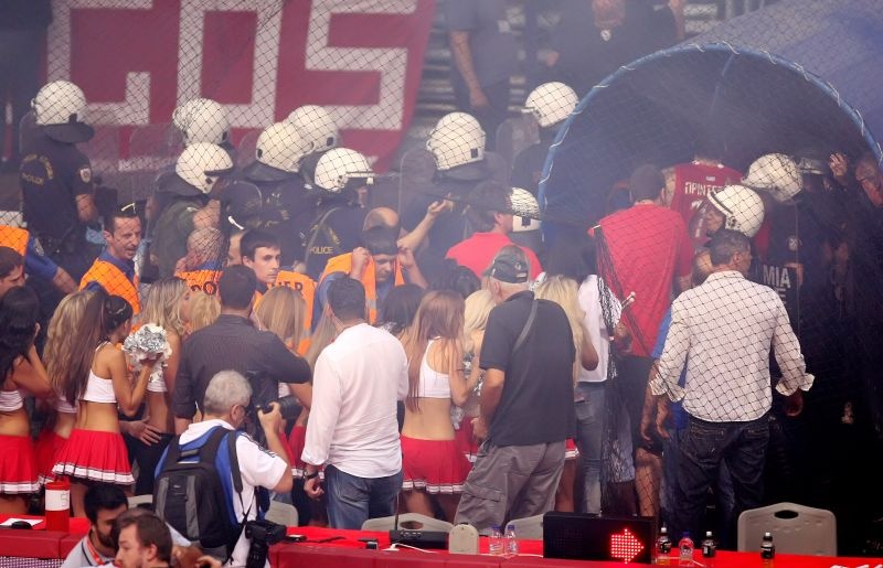 Ολυμπιακός-Παναθηναϊκός: Νέα αίσχη και διακοπή στο ΣΕΦ, χτυπήθηκε ο Ξανθόπουλος (videos+photos)