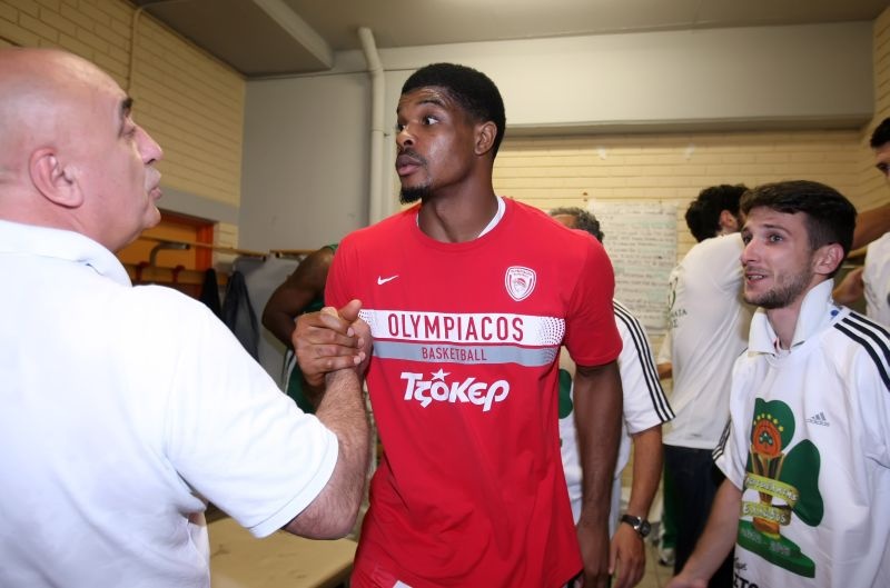 Ολυμπιακός-Παναθηναϊκός: Το Fair Play του Χάινς (photos)