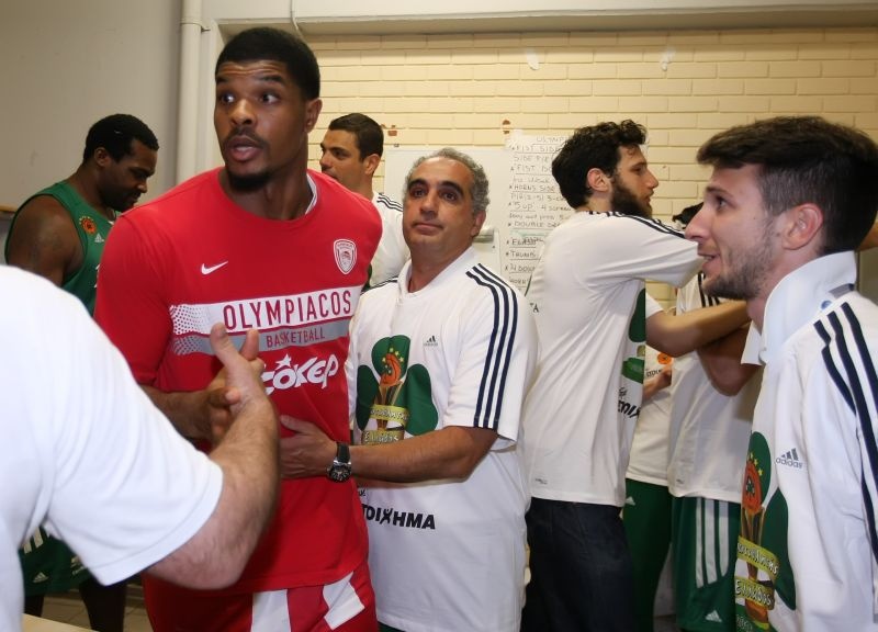 Ολυμπιακός-Παναθηναϊκός: Το Fair Play του Χάινς (photos)