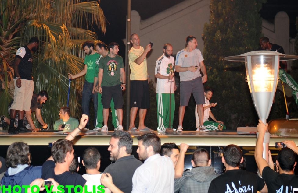 Παναθηναϊκός: Το γλέντι της «σκούπας» στο Caravel (photos+video)