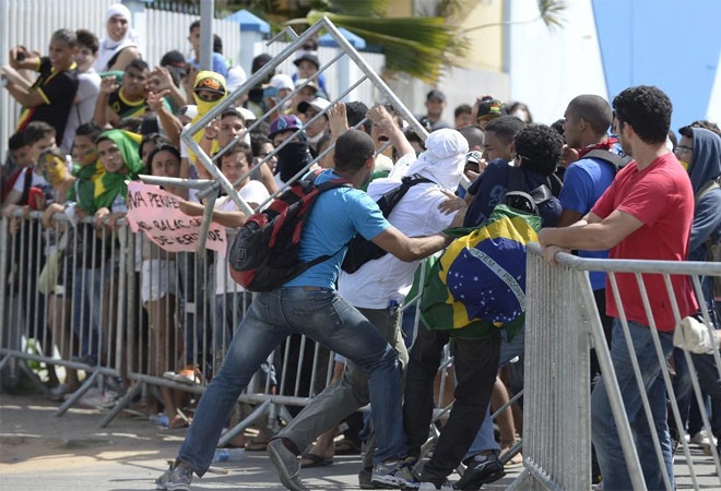 Confederations Cup: Σοβαρά επεισόδια πριν το Ισπανία – Ιταλία (photos+video)