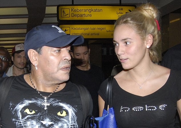 Μαραντόνα: Σουτ στην Ινδονησία με τη νεαρή κοπέλα του (photos+video)