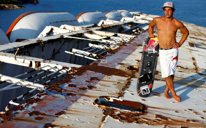 Waterski σε ένα από τα πλέον φημισμένα ναυάγια της Ελλάδας (photos)