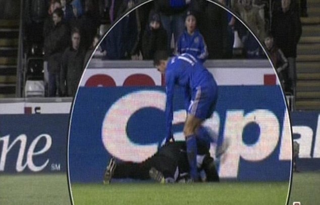 Τσέλσι: Στο e-bay το μπουφάν του ball boy που κλώτσησε ο Αζάρ! (photos+video)