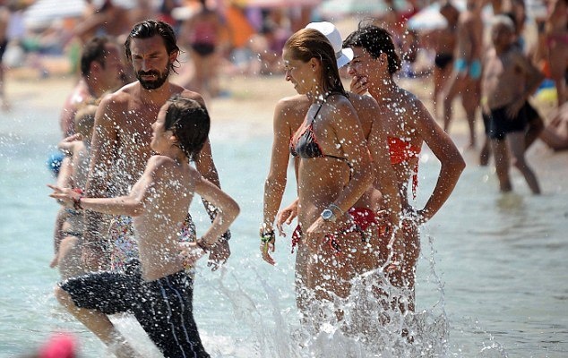 Γιουβέντους: Οι βουτιές του Πίρλο στην Ίμπιζα (photos)