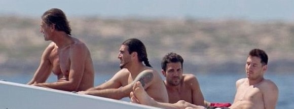 Μπαρτσελόνα: Ηλιοθεραπεία ο Μέσι, τζετ σκι ο Φάμπρεγας (photos)