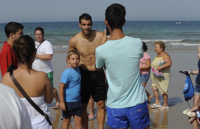 Σεβίλλη: Προπόνηση με... βουτιές στην παραλία (photos+video)
