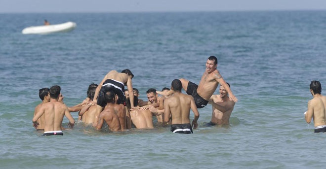 Σεβίλλη: Προπόνηση με... βουτιές στην παραλία (photos+video)