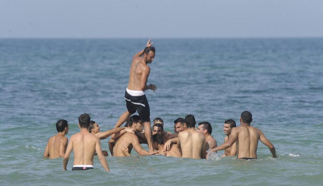 Σεβίλλη: Προπόνηση με... βουτιές στην παραλία (photos+video)