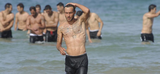 Σεβίλλη: Προπόνηση με... βουτιές στην παραλία (photos+video)