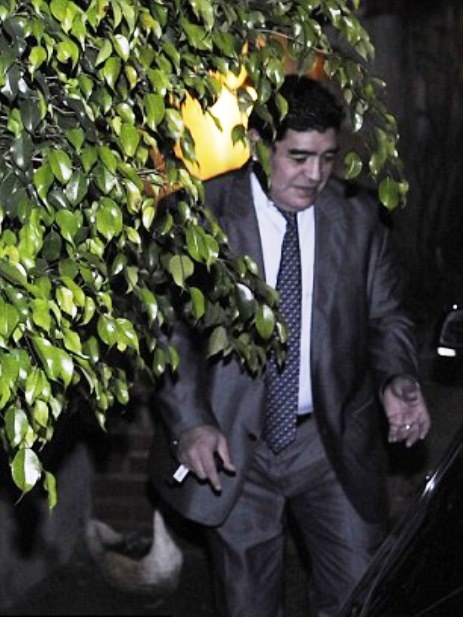 Μαραντόνα: Έβγαλε για φαγητό την 23χρονη κοπέλα του (photos)