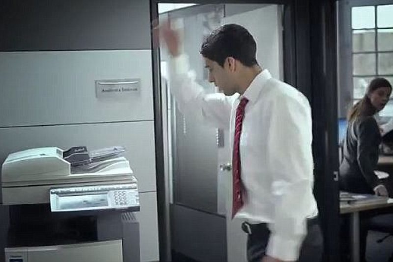 Ο υπάλληλος Σουάρεζ (photos & video)