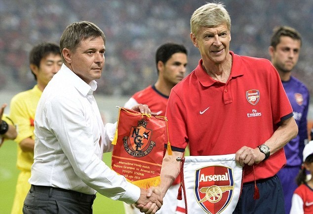 Άρσεναλ: Μετά τις «επτάρες» η «τριάρα» (photos+video)